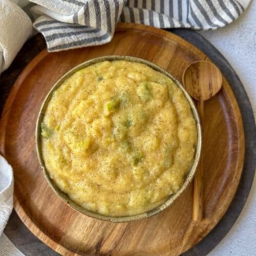 Creamy polenta with leek in a serving bowl.
