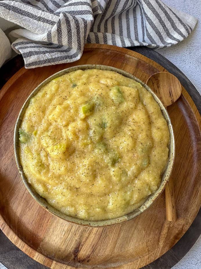 Creamy polenta with leeks in a serving bowl.