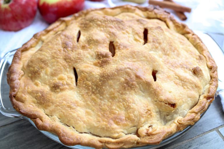 Cooked homemade apple pie